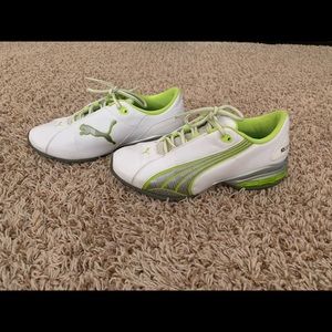 Women’s PUMA tennis shoes